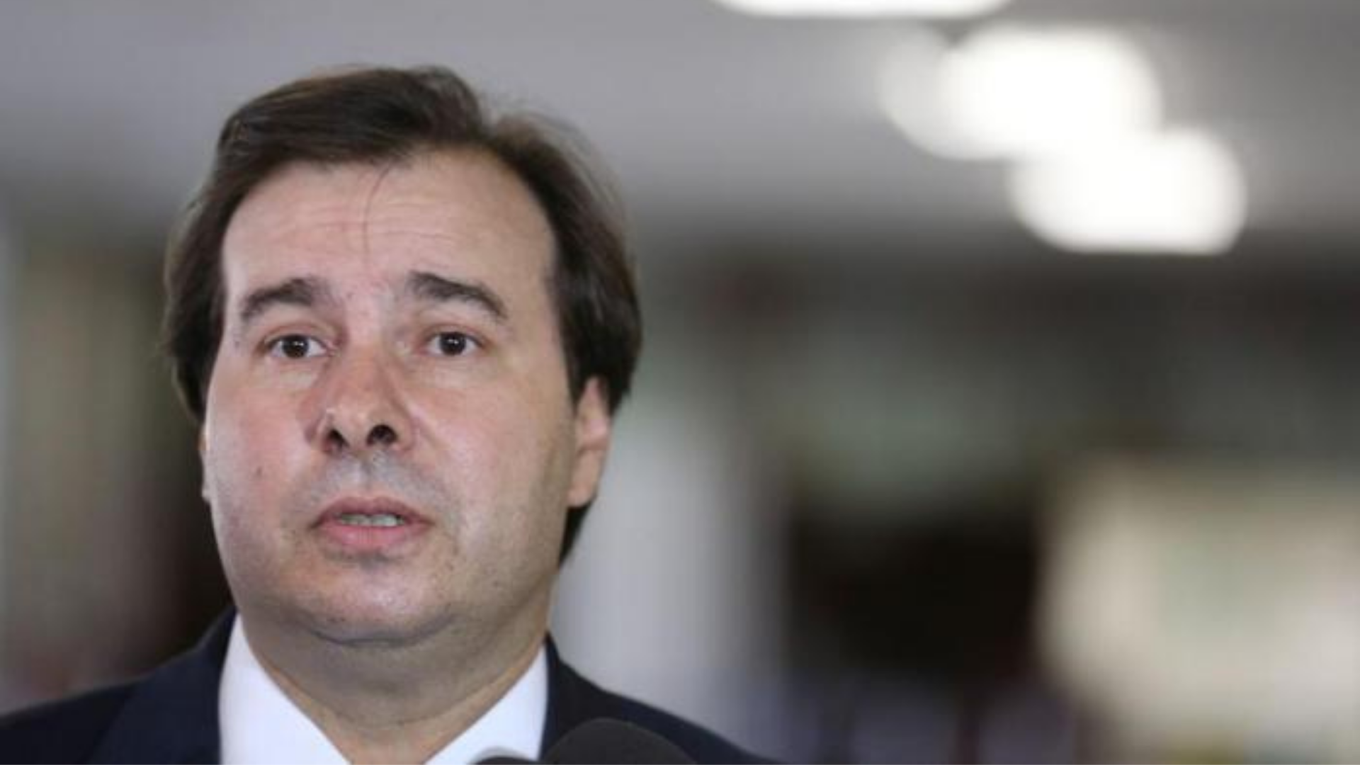 Rodrigo Maia poderá abandonar a política; Entenda. Rodrigo Maia tem olhar preocupado, enquanto olha para um ponto fixo. 