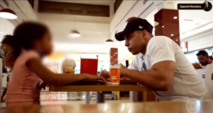 Ministério Público abrirá investigação sobre criança que aparece em vídeo com Gabriel Monteiro. Foto do vereador junto com a criança, imagem borrada, em uma mesa de um restaurante.