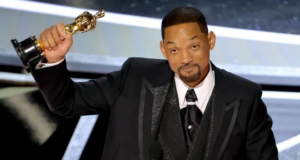 Academia diz que Will Smith foi convidado a se retirar do Oscar, mas se recusou. Foto de Smith sorrindo segurando o troféu do oscar com a mão direita.