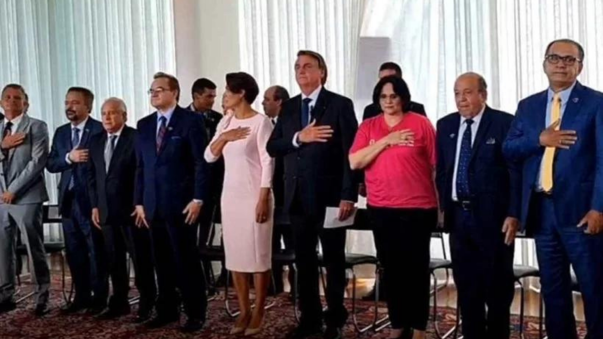 Desesperado, Bolsonaro quer "entregar o bastão da presidência". Foto de salão com o presidente, a esposa, ministros e convidados.