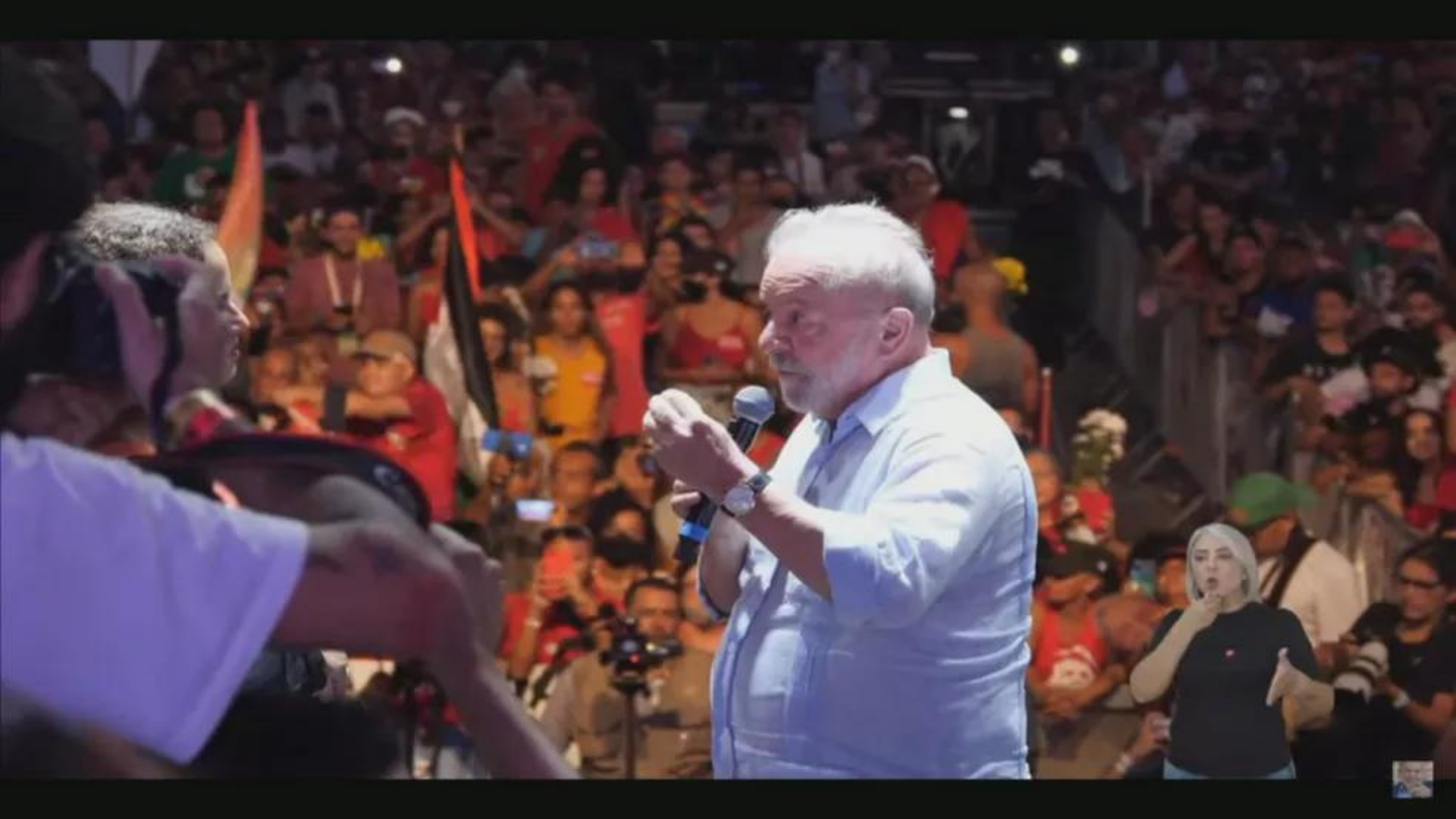 VÍDEO: "Não esperem que eu esqueça a put*ria que fizeram comigo", diz Lula. O ex-presidente aparece com camisa branca, e fala ao microfone durante o evento. 