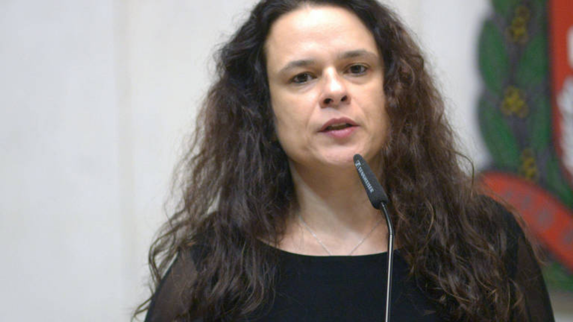 Janaina Paschoal defende a censura do “Fora Bolsonaro” no Lollapalooza. Foto de Janaina falando ao microfone na Alesp.