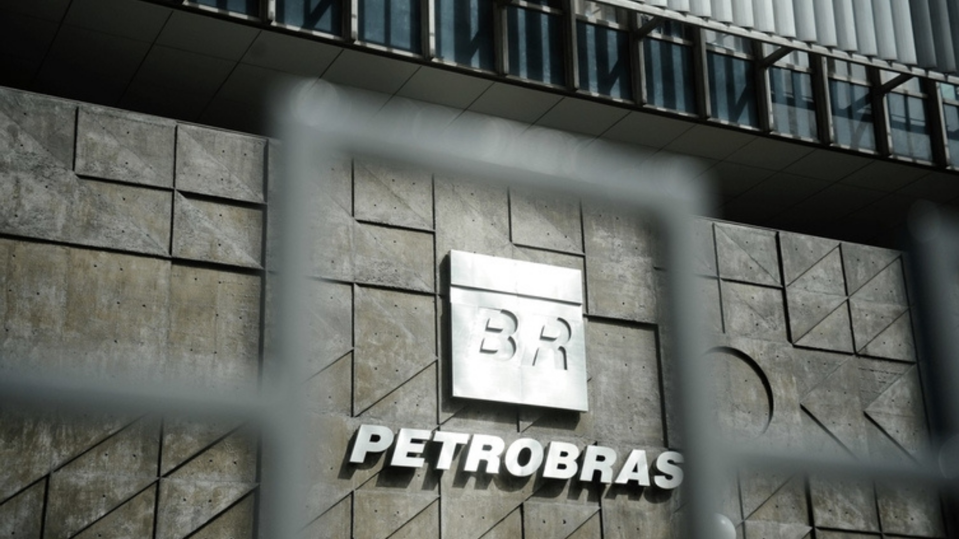 Bolsonarista reconhece: poder de compra da gasolina é o menor em 15 anos. foto da fachada de um prédio da Petrobrás.