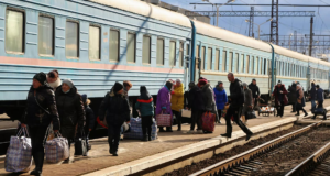 Rússia acusa Ucrânia de atirar contra refugiados. foto de refugiados em uma estão de trem.