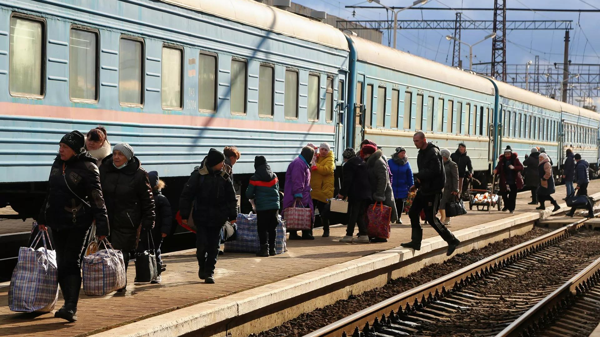 Rússia acusa Ucrânia de atirar contra refugiados. foto de refugiados em uma estão de trem.