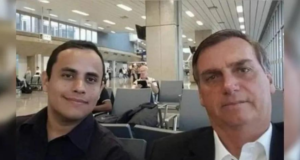 PGR quer saber o que o gabinete do ódio foi fazer na Rússia. Foto de assessor do presidente junto com Bolsonaro em um aeroporto.