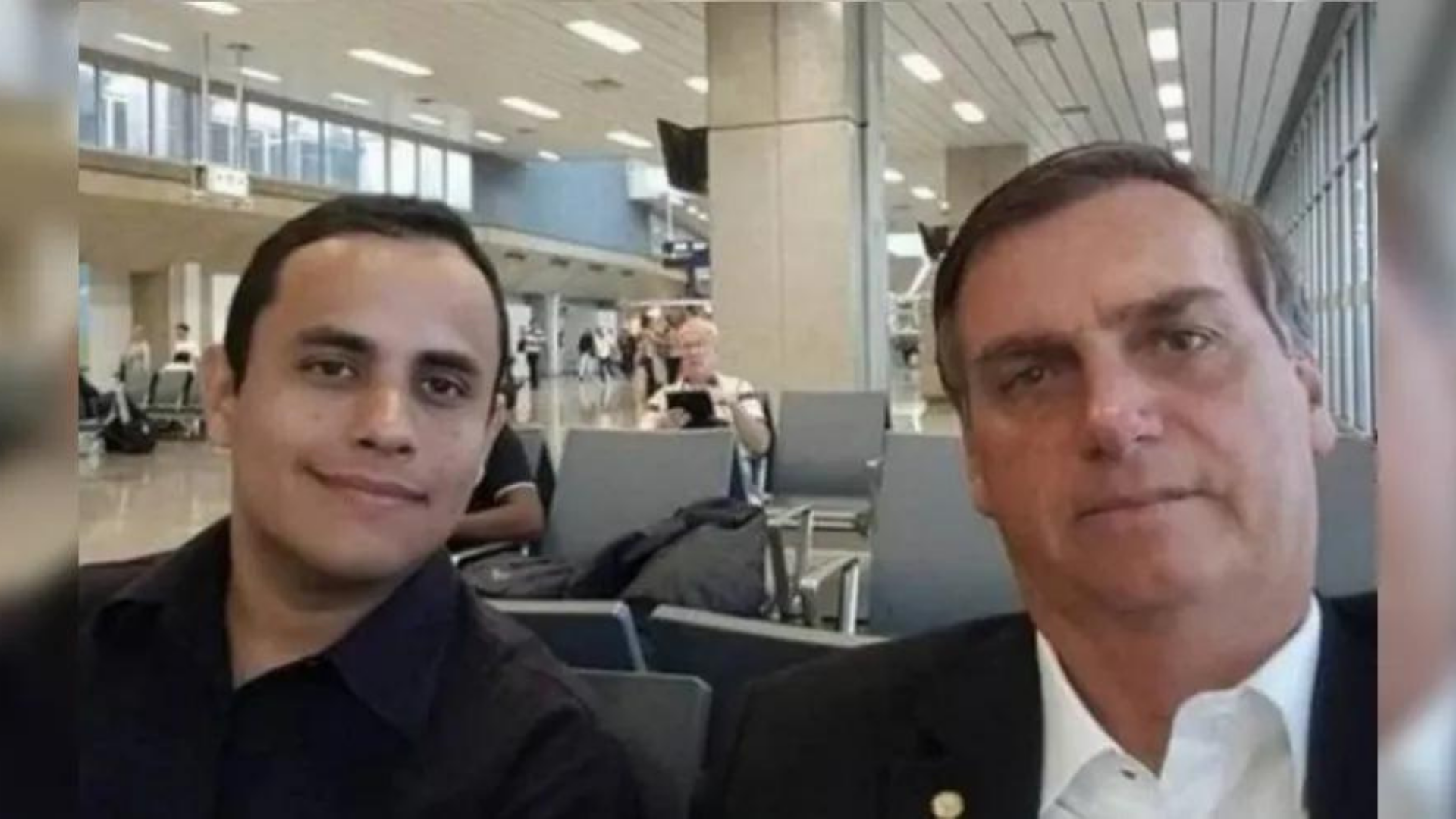 PGR quer saber o que o gabinete do ódio foi fazer na Rússia. Foto de assessor do presidente junto com Bolsonaro em um aeroporto.