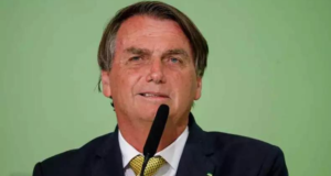 Bolsonaro confunde Ciro Nogueira com Ciro Gomes: "Quase falo um palavrão". Foto do presidente com expressão de satisfação.