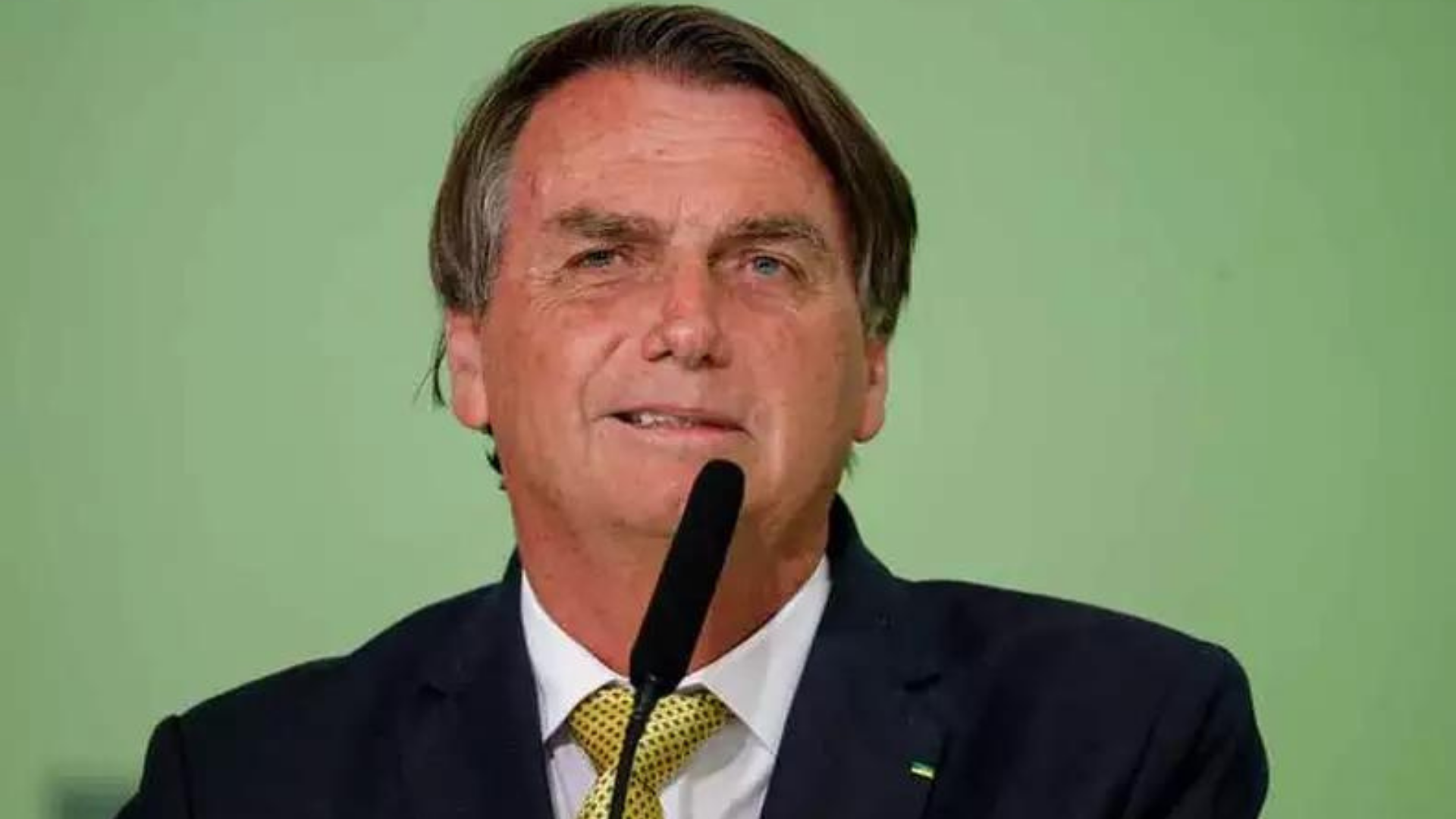 Bolsonaro confunde Ciro Nogueira com Ciro Gomes: "Quase falo um palavrão". Foto do presidente com expressão de satisfação.