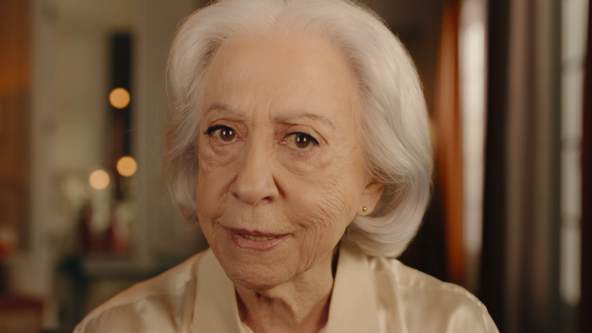 "Não vou votar": Fernanda Montenegro e o pecado da omissão. Atriz usa cabelo branco e tem olhar sério.