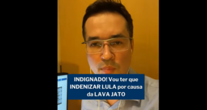 Foto de Dallagnol aparecendo em um vídeo no YouTube. Ele usa óculos e cabelo preto.