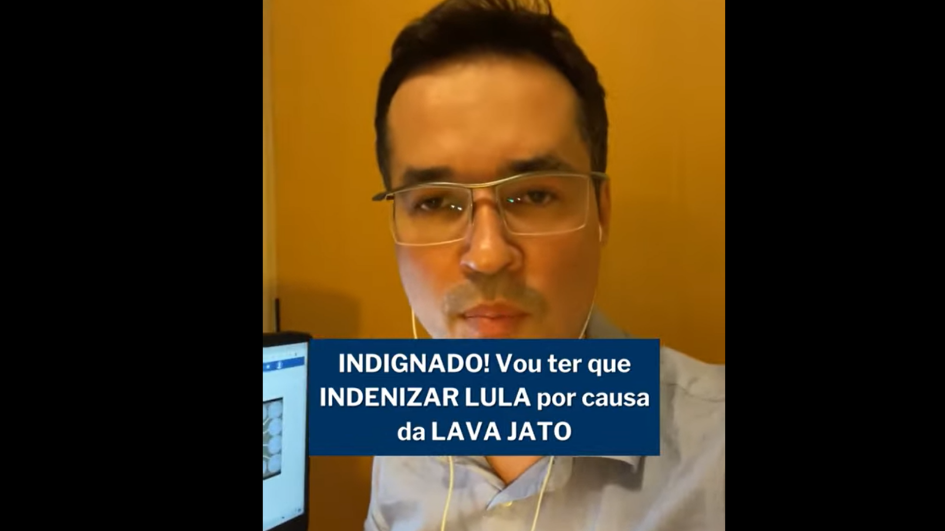 Foto de Dallagnol aparecendo em um vídeo no YouTube. Ele usa óculos e cabelo preto.