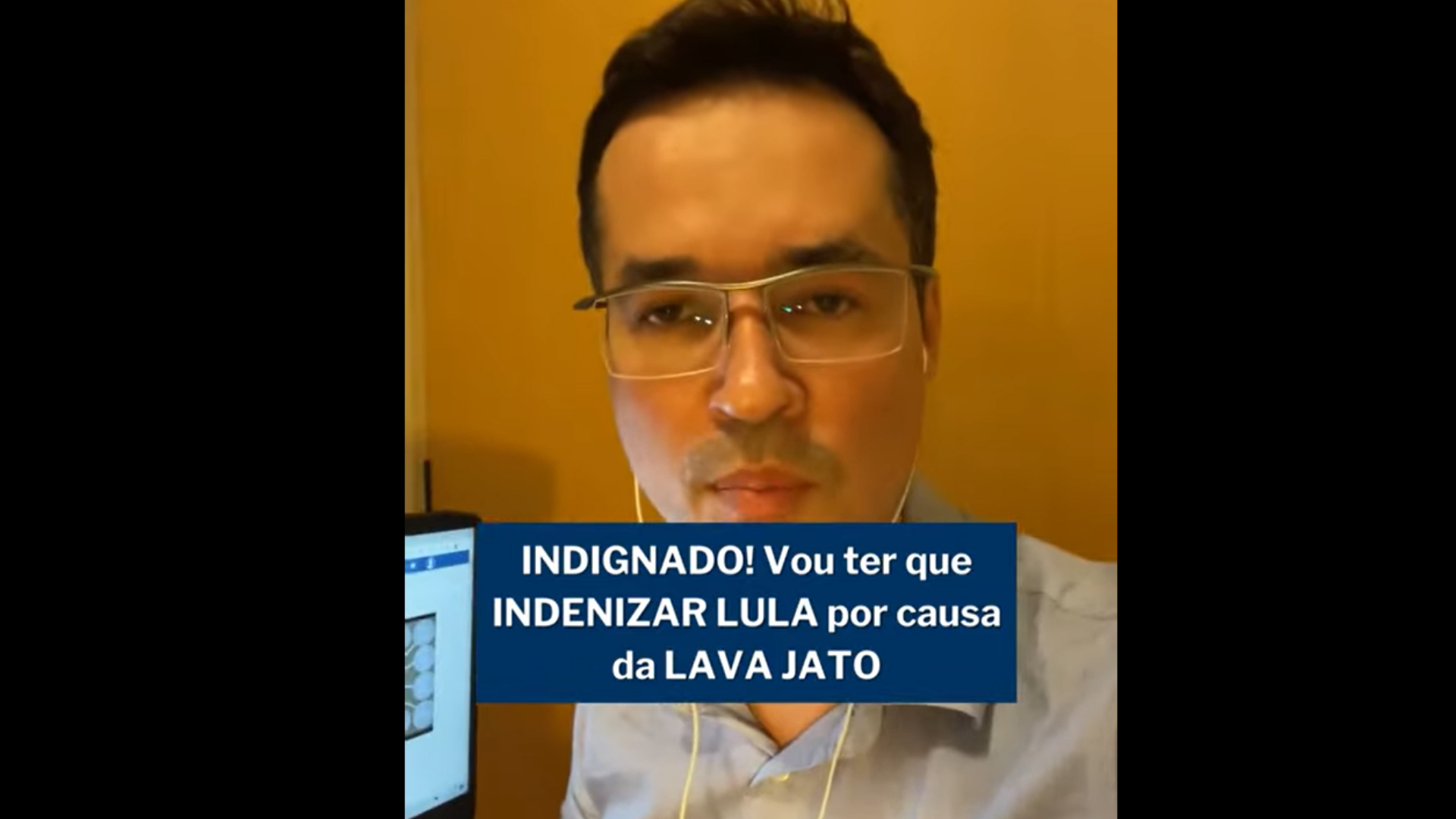 Foto de Dallagnol aparecendo em um vídeo no YouTube. Ele usa óculos e cabelo preto. 