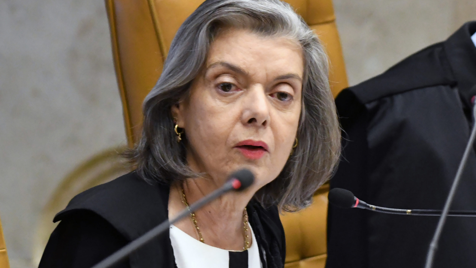 Cármen Lúcia abre processo de investigação contra Milton Ribeiro. foto da ministra com cabelo grisalho, pele branca, batom vermelho e expressão séria.
