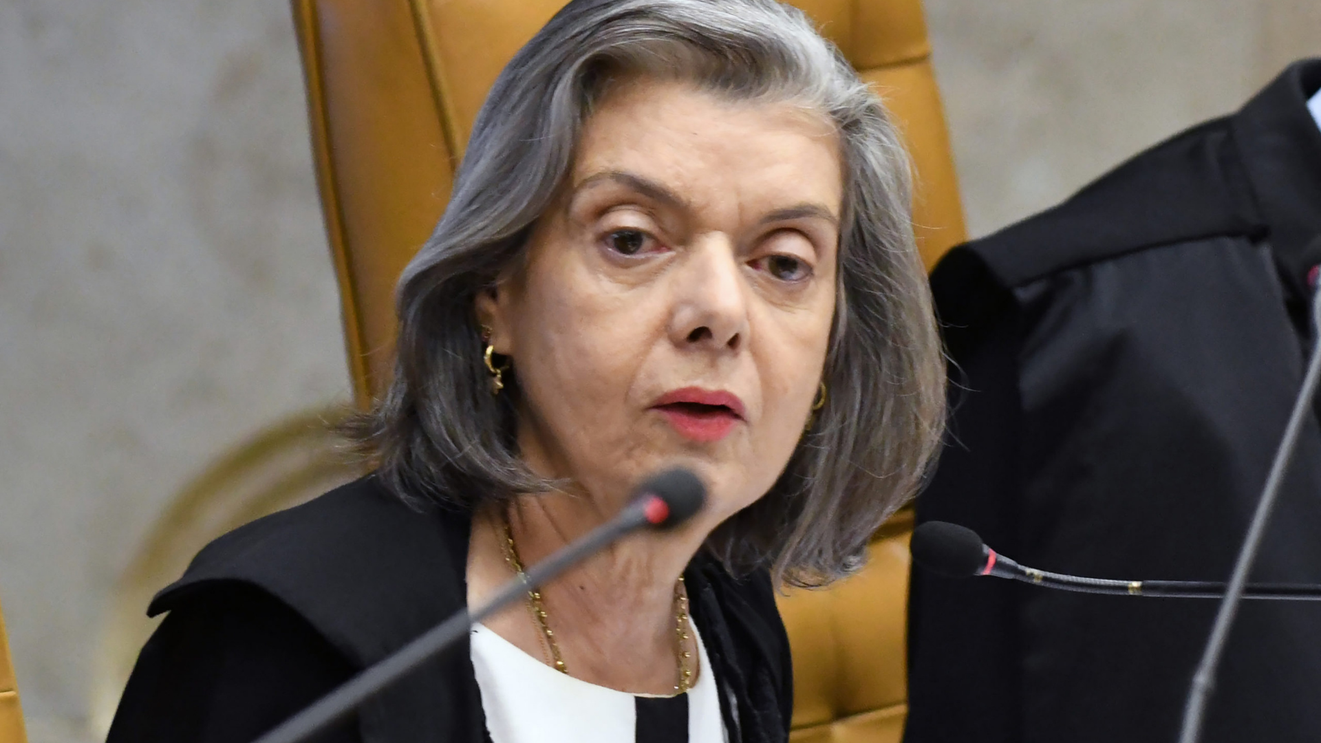 Cármen Lúcia abre processo de investigação contra Milton Ribeiro. foto da ministra com cabelo grisalho, pele branca, batom vermelho e expressão séria. 