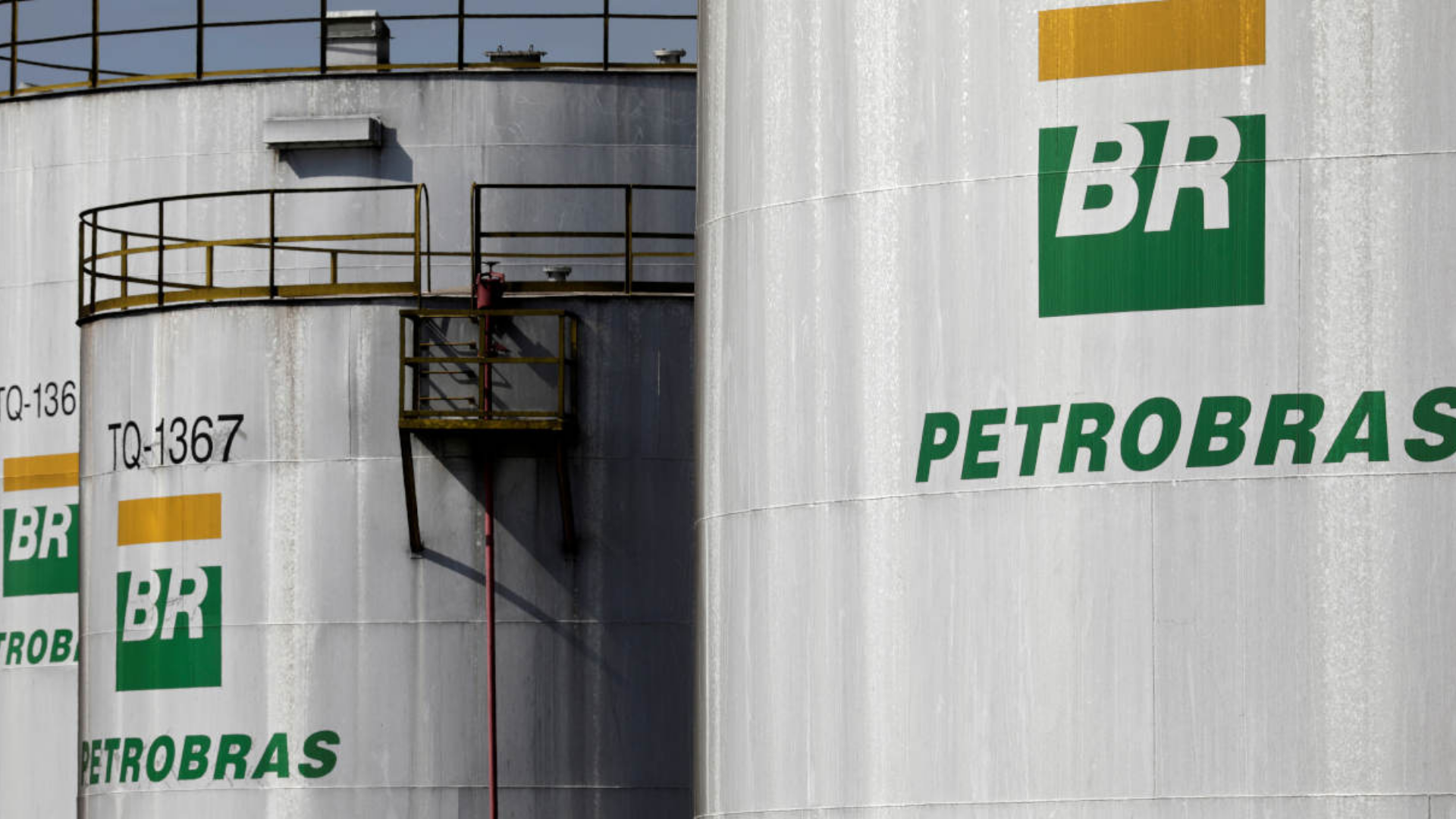 A Petrobras e a política de preços que enlouqueceu o país. Foto de tanques de armazenamento de combustíveis da Petrobras.