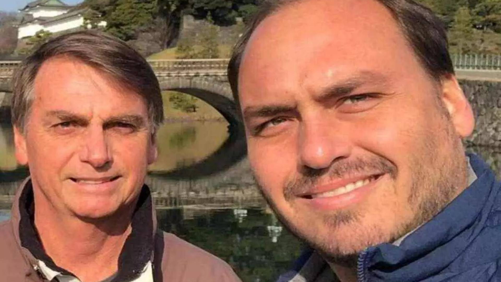 Moraes quer detalhes do passeio de Carlos Bolsonaro na Rússia. Verador e o presidente posam para foto em viagem.
