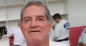 Piloto morre após avião cair. Foto do piloto, tem cabelo grisalho, expressão séria e pele branca.