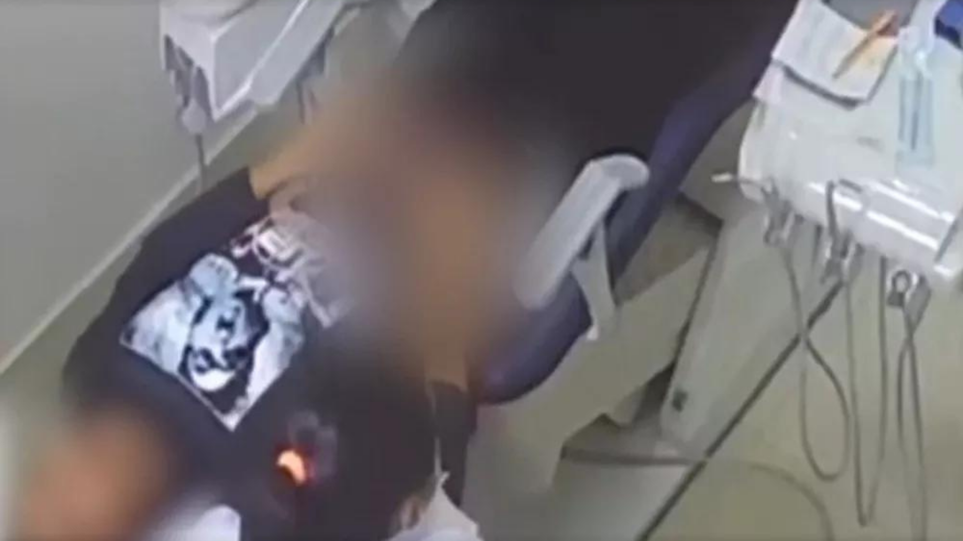 Em Manaus, homem mostra partes íntimas para grávida. Foto de câmera de vigilância mostrando o momento, as imagens estão borradas.