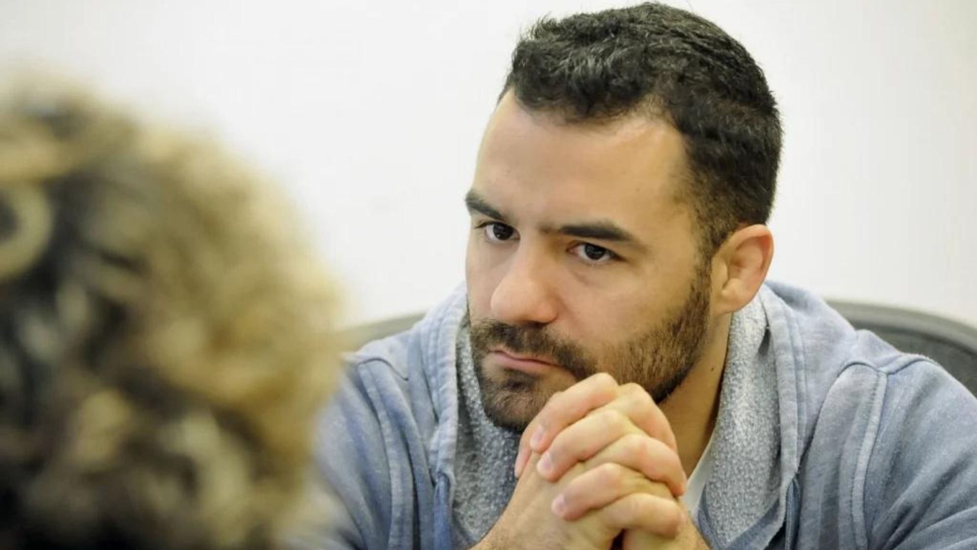 Mamãe Falei diz que vai se afastar do MBL e critica Moro. Ele posa para foto com as mãos cruzadas, usa barba e cabelos pretos.