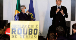 Caetano Veloso se encontra com Pacheco e faz pedido sobre meio ambiente. Cantor está de máscara e olha para o presidente do Senado, Rodrigo Pacheco.