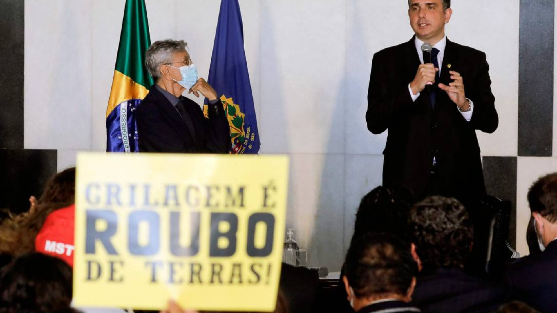 Caetano Veloso se encontra com Pacheco e faz pedido sobre meio ambiente. Cantor está de máscara e olha para o presidente do Senado, Rodrigo Pacheco.