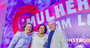 Lula pede humildade da esquerda para vencer eleição. Ele aparece sorrindo ao lado de Fátima Bezerra e Gleisi Hoffmann, que participaram do evento.