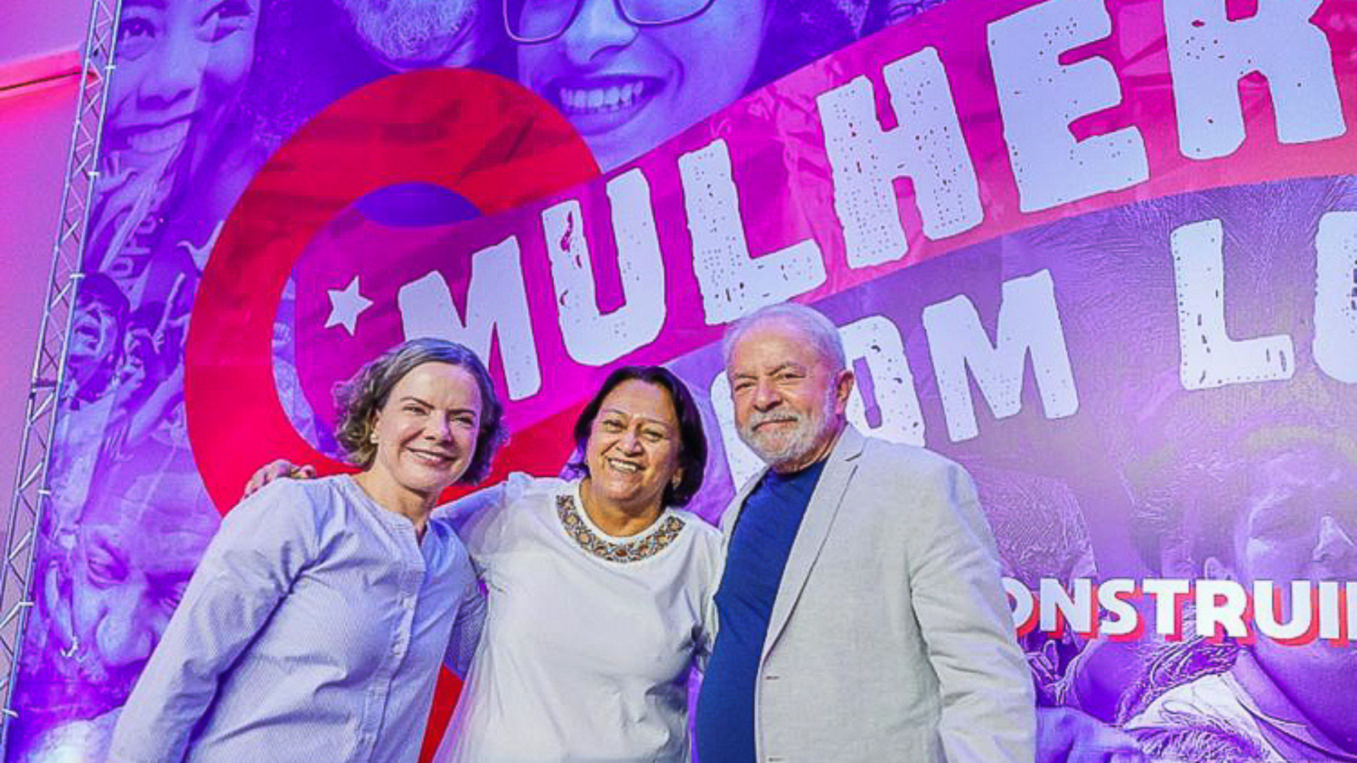 Lula pede humildade da esquerda para vencer eleição. Ele aparece sorrindo ao lado de Fátima Bezerra e Gleisi Hoffmann, que participaram do evento.