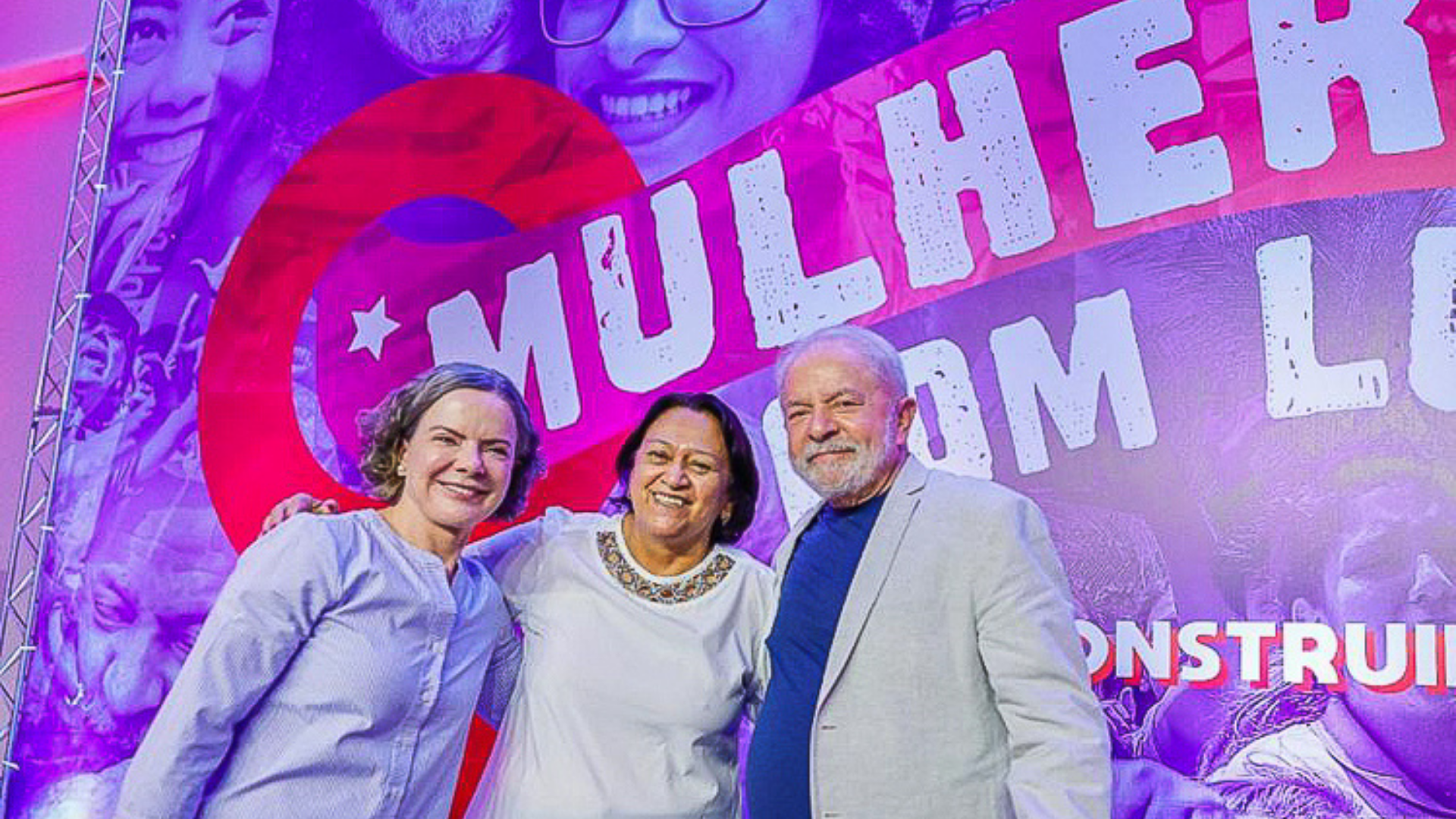 Lula pede humildade da esquerda para vencer eleição. Ele aparece sorrindo ao lado de Fátima Bezerra e Gleisi Hoffmann, que participaram do evento. 