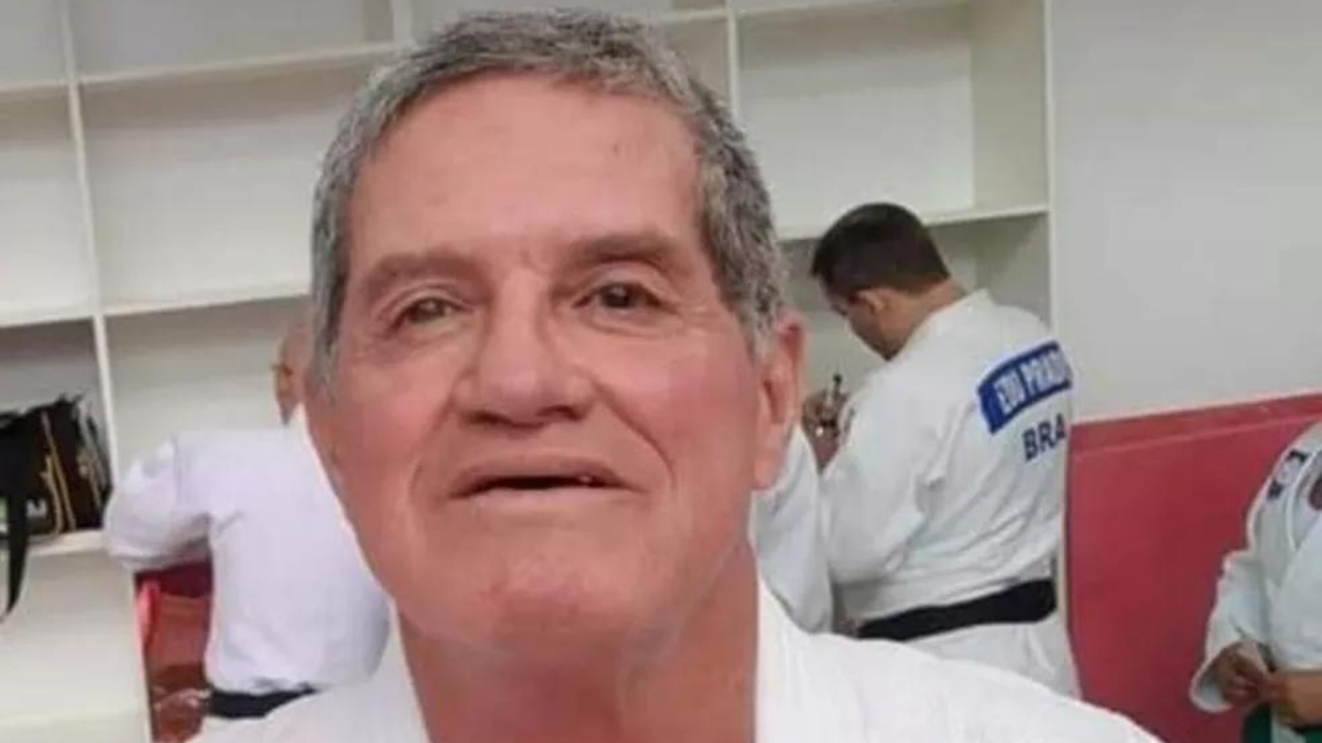 Piloto morre após avião cair. Foto do piloto, tem cabelo grisalho, expressão séria e pele branca.