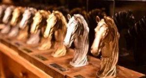 Emenda de R$ 250 mil de deputada vai para o próprio advogado. Foto de cabeças de cavalo em miniatura na cor dourado.