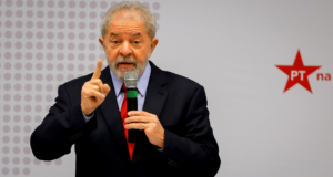 Lula é o candidato predileto dos evangélicos, diz pesquisa BTG. Foto do presidente falando ao microfone, com terno preto, apontando o dedo indicador direito para cima.