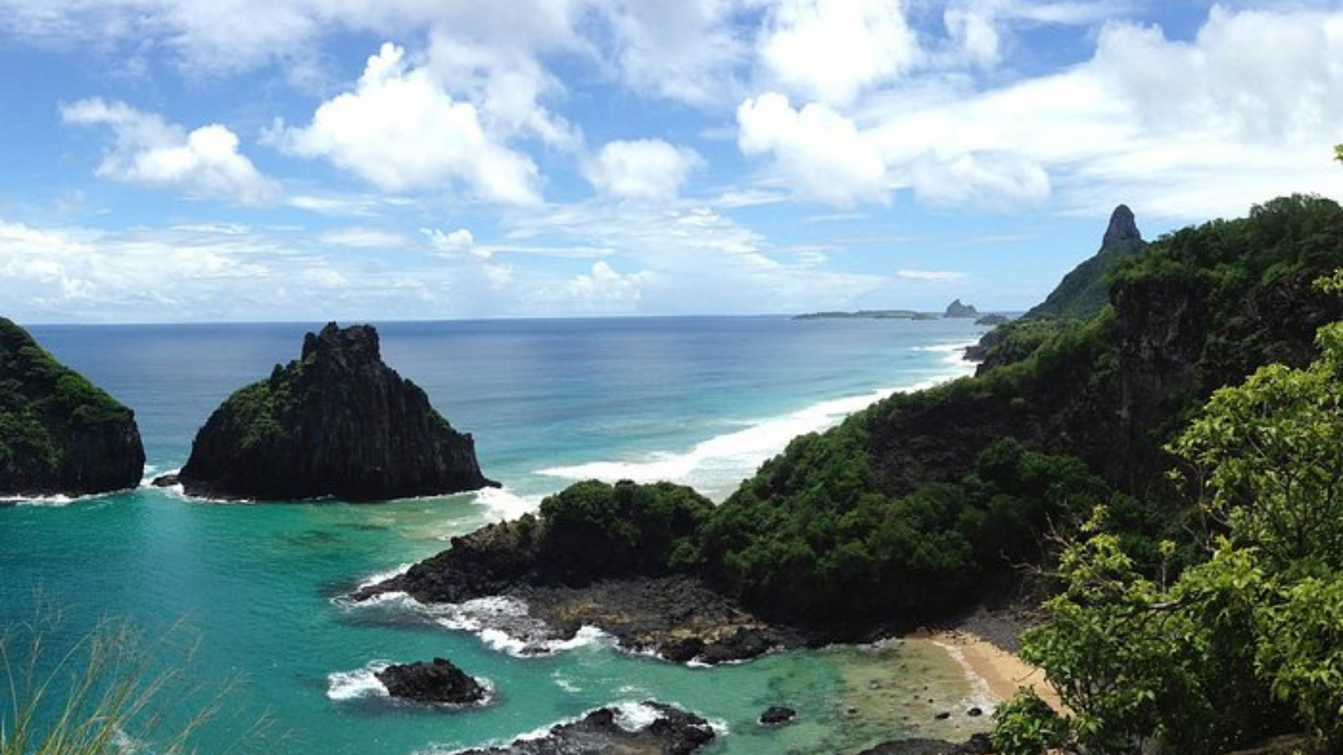Governo vai ao STF para que Fernando de Noronha seja propriedade da União. Foto de um dia ensolarado no arquiélago com a vista par ao mar.