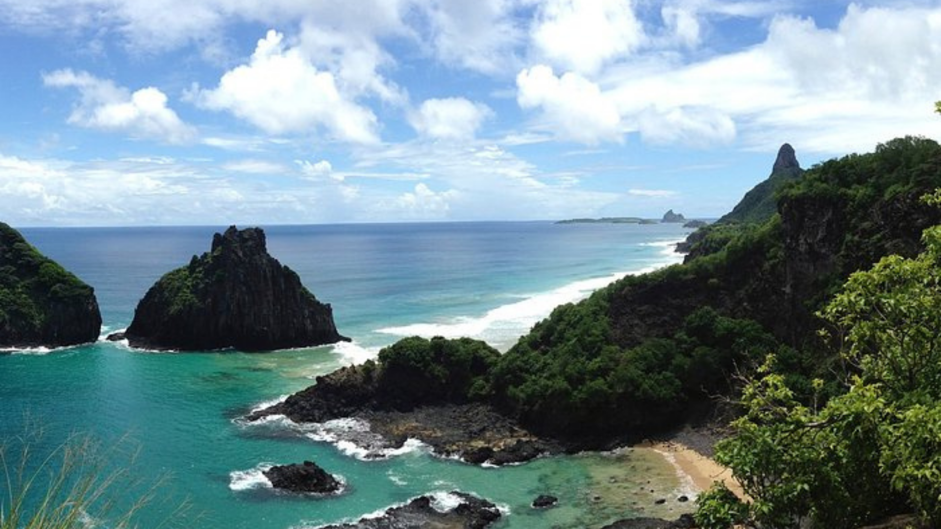 Governo vai ao STF para que Fernando de Noronha seja propriedade da União. Foto de um dia ensolarado no arquiélago com a vista par ao mar. 