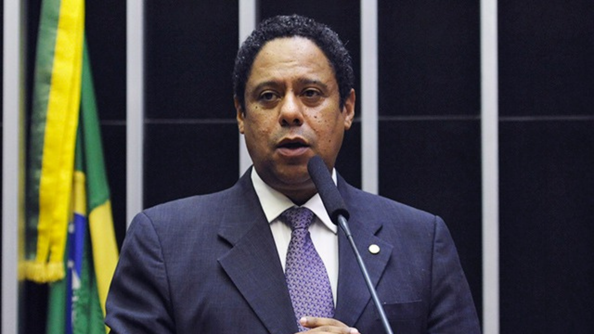 Orlando Silva diz que Telegram não pode funcionar "à revelia das leis". Foto do deputado na plenária da câmara com expressão será e usando terno cinza.