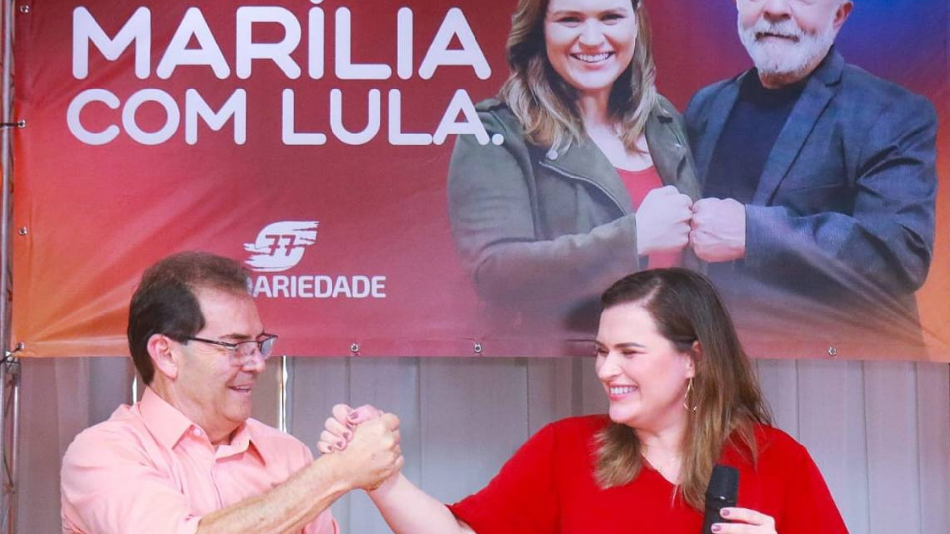 Marilia Arraes anuncia integrante da equipe para concorrer ao governo do Pernambuco. Foto da deputada sorrindo ao lado de Paulinho da Força, do Solidariedade.