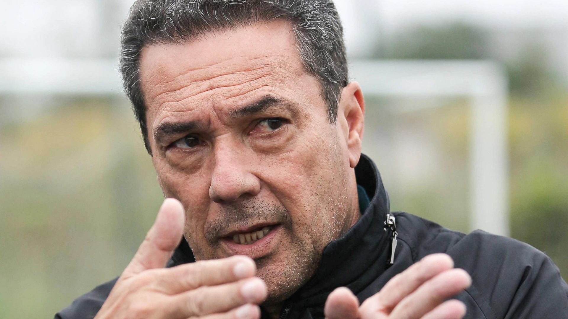 Vanderlei Luxemburgo se filia ao PSB e quer disputar o Senado. Foto do ex-técnico falando com alguém. Ele tem uma expressão séria.