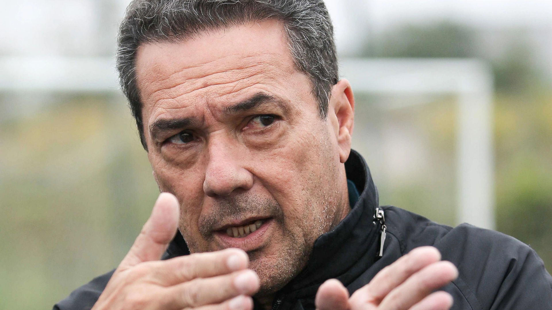 Vanderlei Luxemburgo se filia ao PSB e quer disputar o Senado. Foto do ex-técnico falando com alguém. Ele tem uma expressão séria. 