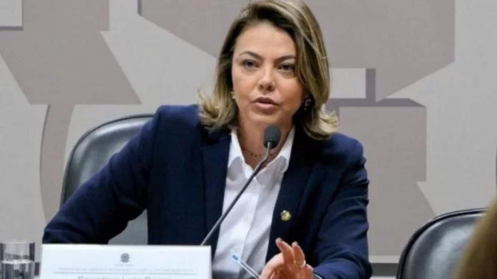 Senadora abandona o Cidadania por culpa do PSDB. Ela está sentada no plenário, usa um blazer azul marinho, camisa branca e cabelos mesclados.