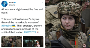 Otan tira do ar post com soldada da Ucrânia ostentando símbolo neonazista. Print do post à esquerda, ao lado, foto da soldada vestindo fardamento militar e utilizando o símbolo.