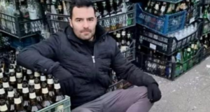 Coquetel molotov: Na Ucrânia, Mamãe Falei violou direito internacional. Ele aparece em foto em meio a garrafas vazias com coquetel molotov.