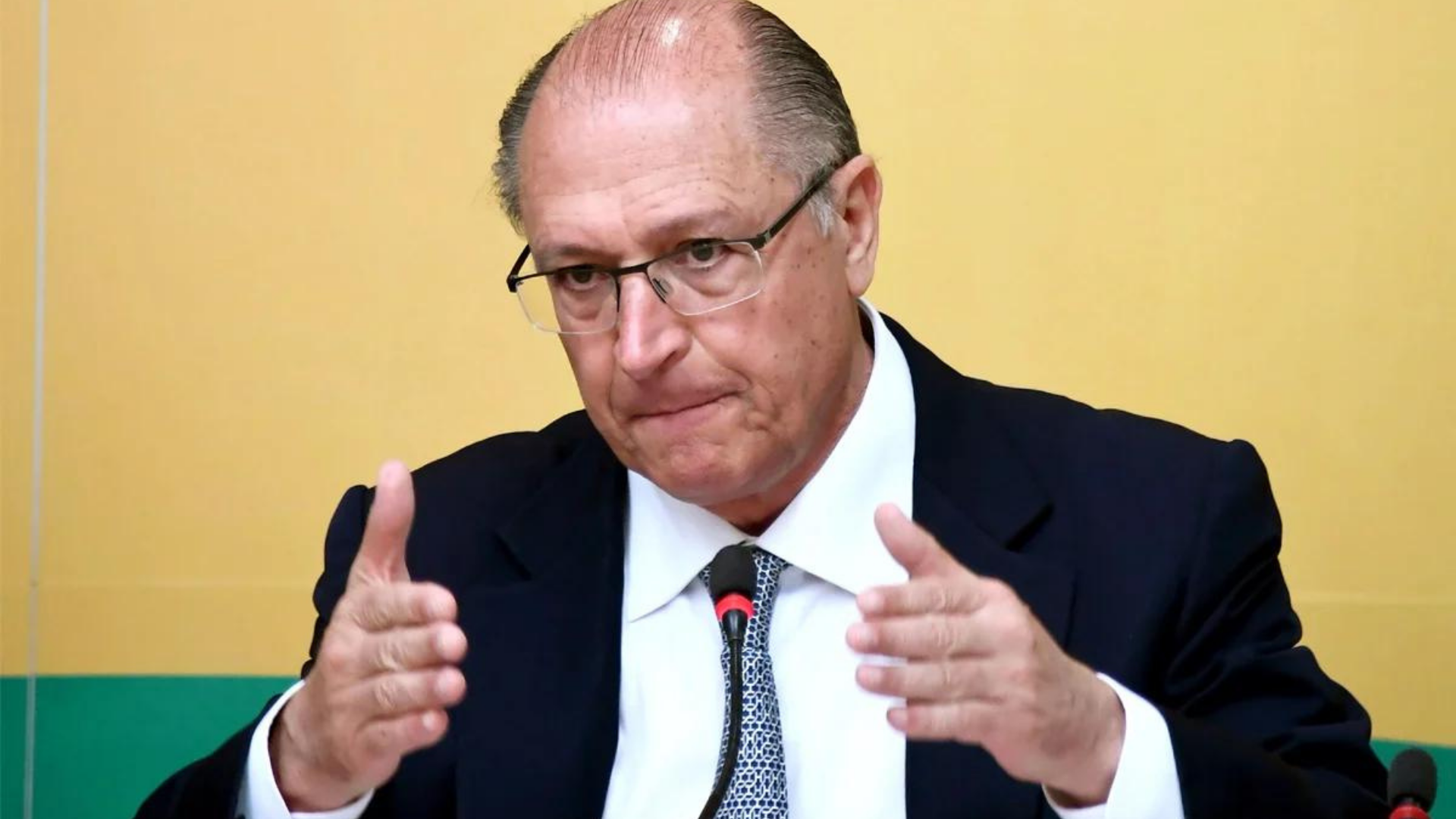 Alckmin nega caixa 2 e acusa imprensa de "acusações injustas". Foto de Alkmin com expressão de preocupação no rosto, ele usa terno preto. 