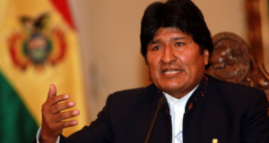 Tribunal na Bolívia cobra indenização para Evo Morales. O ex-presidente tem expressão sério e fala ao microfone.