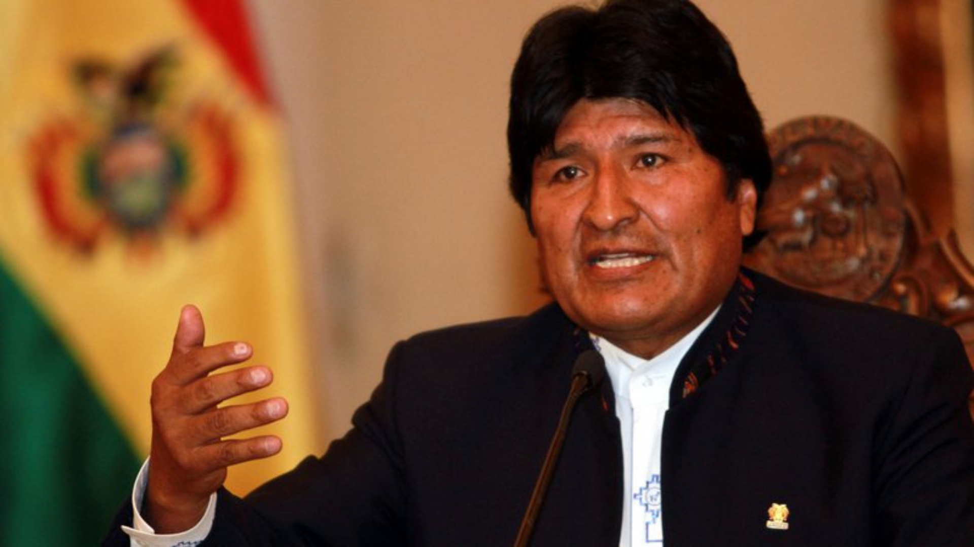 Tribunal na Bolívia cobra indenização para Evo Morales. O ex-presidente tem expressão sério e fala ao microfone.