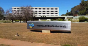 TCU aprofunda denúncia de lawfare contra lava jato. Foto do prédio do TCU na cor branca com uma placa de sinalização na frente.