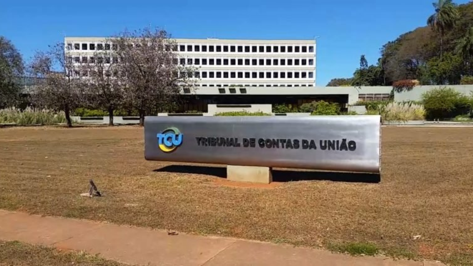 TCU aprofunda denúncia de lawfare contra lava jato. Foto do prédio do TCU na cor branca com uma placa de sinalização na frente.