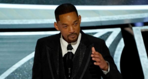 Will Smith pede desculpas a Chris Rock: "Inaceitável". Foto de Smith falando o microfone.