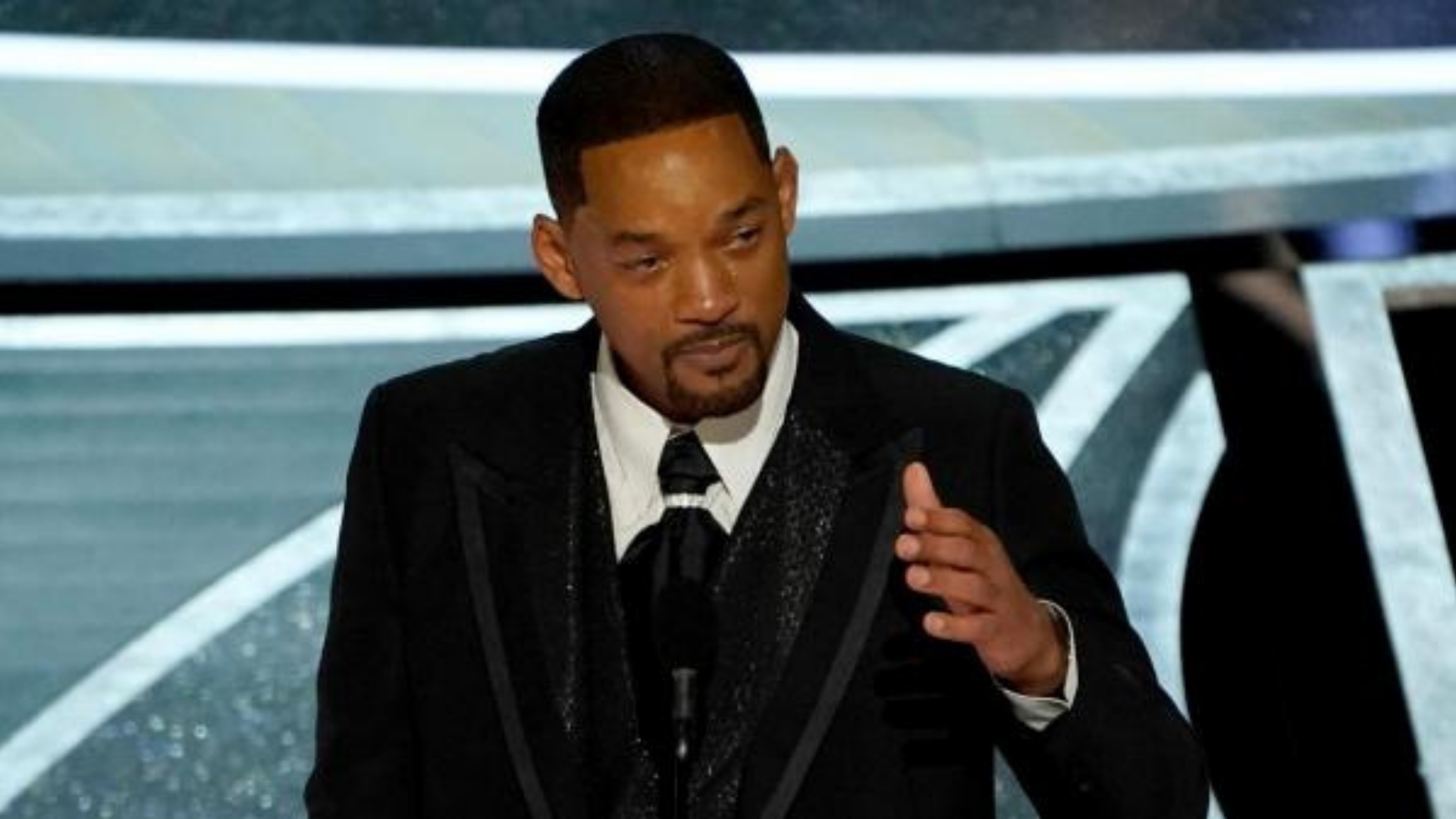 Will Smith pede desculpas a Chris Rock: "Inaceitável". Foto de Smith falando o microfone.