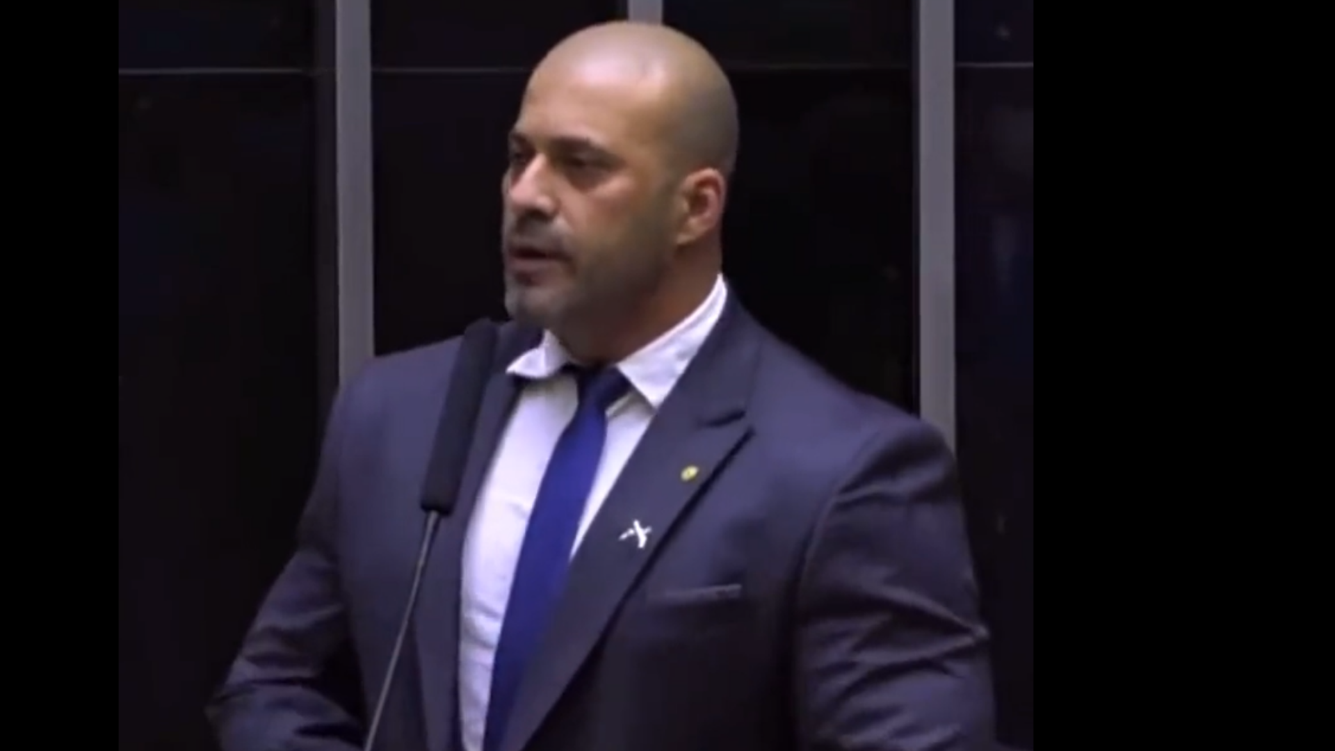 Daniel Silveira afronta Moraes e diz que não usará tornozeleira. Foto do deputado no plenário da Câmara. 