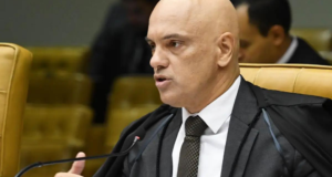 Moraes exige que Lira mande instalar tornozeleira em Silveira e abra inquérito por desobediência. foto do ministro do stf, que tem pele branca e é calvo, verbalizando uma frase.